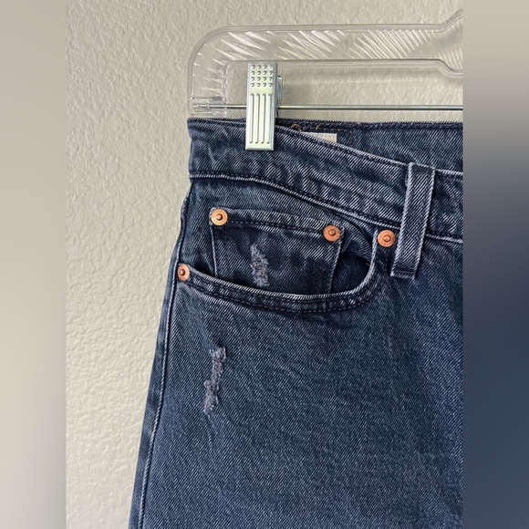 Levi's Wedgie High Rise Tapered Leg Frayed Cropped Jeans Women's Size 27 - Picture 7 of 16